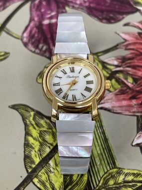 LADIES' Badavici quartz watch with mother of pearl expandable band